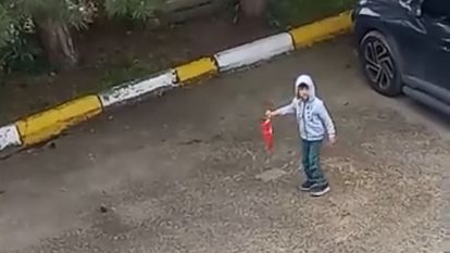 5 yaşındaki çocuk yerde gördüğü Türk bayrağını koşarak kaldırdı