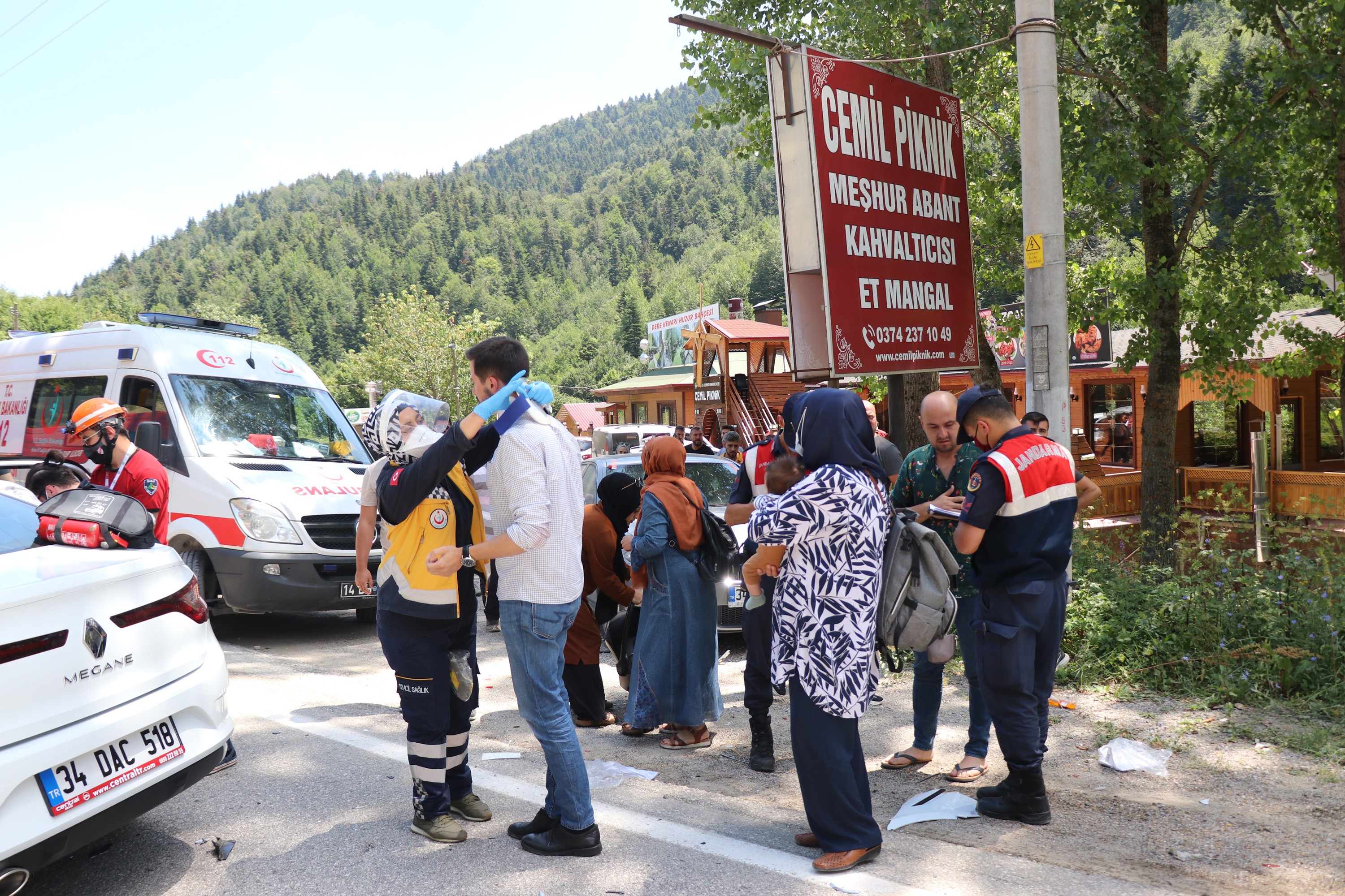 Bolu Tabiat Parkı yolunda iki otomobil çarpıştı: 1'i bebek 6 yaralı