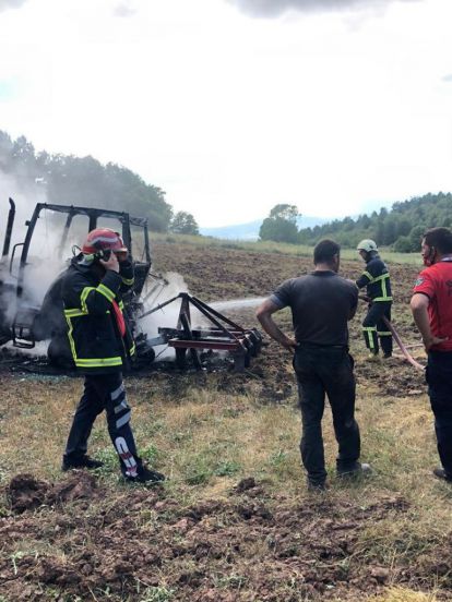 Tarla sürerken yanan traktör küle döndü