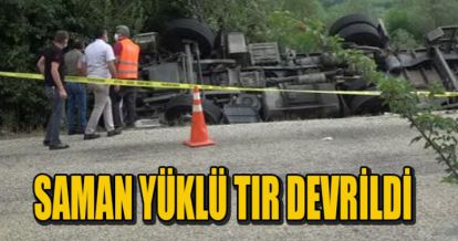 SAMAN YÜKLÜ TIR DEVRİLDİ