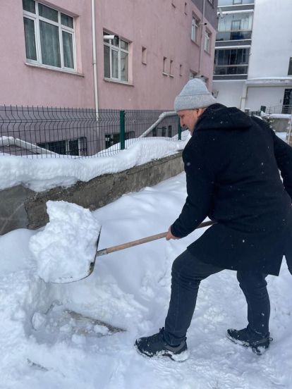 MHP'li Başaran eline küreği aldı, kar temizledi...