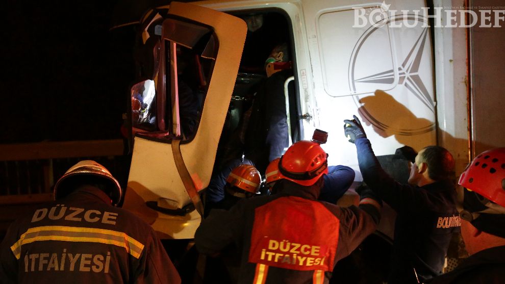Yaralanan tır ve kamyon sürücüleri hastaneye kaldırıldı