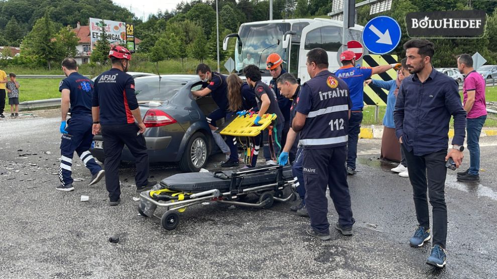 İKİ OTOMOBİL ÇARPIŞTI ORTALIK SAVAŞ ALANINA DÖNDÜ 9 KİŞİ YARALANDI