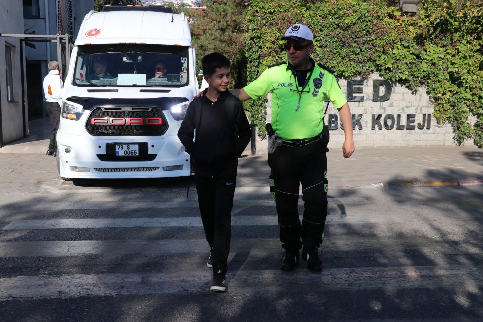 Karabük'te polis ekipleri okul önlerinde denetim yaptı