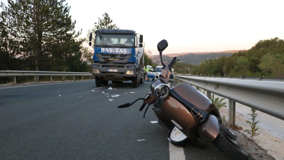 Kastamonu'da beton mikseriyle çarpışan motosikletteki 2 kişi ağır yaralandı