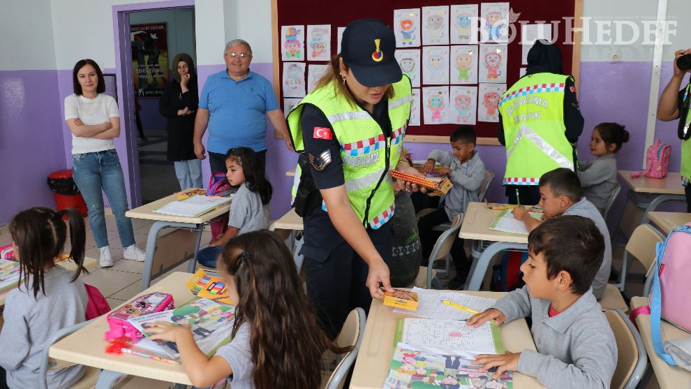 Öğrencilere kırtasiye malzemesi dağıttılar