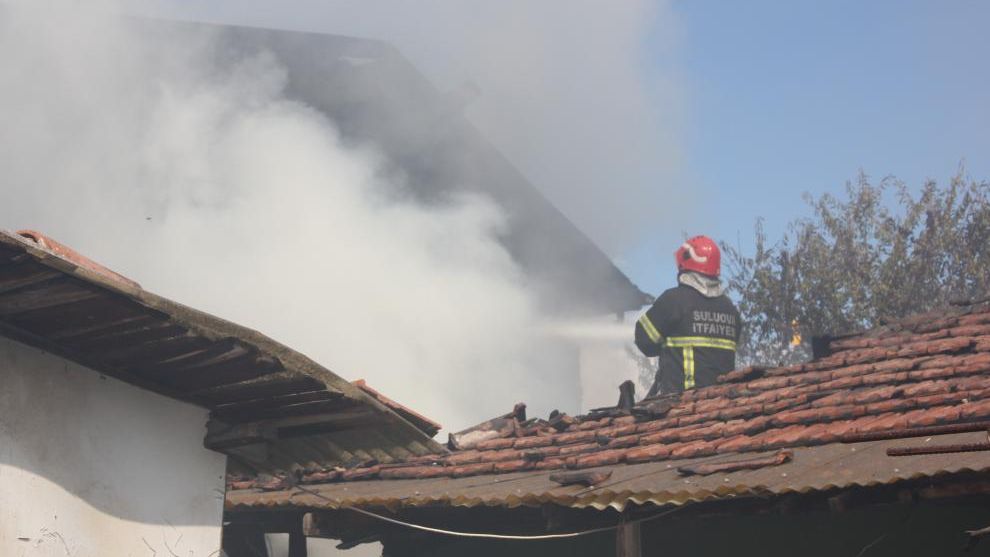 Suluova'da depo yangını söndürüldü