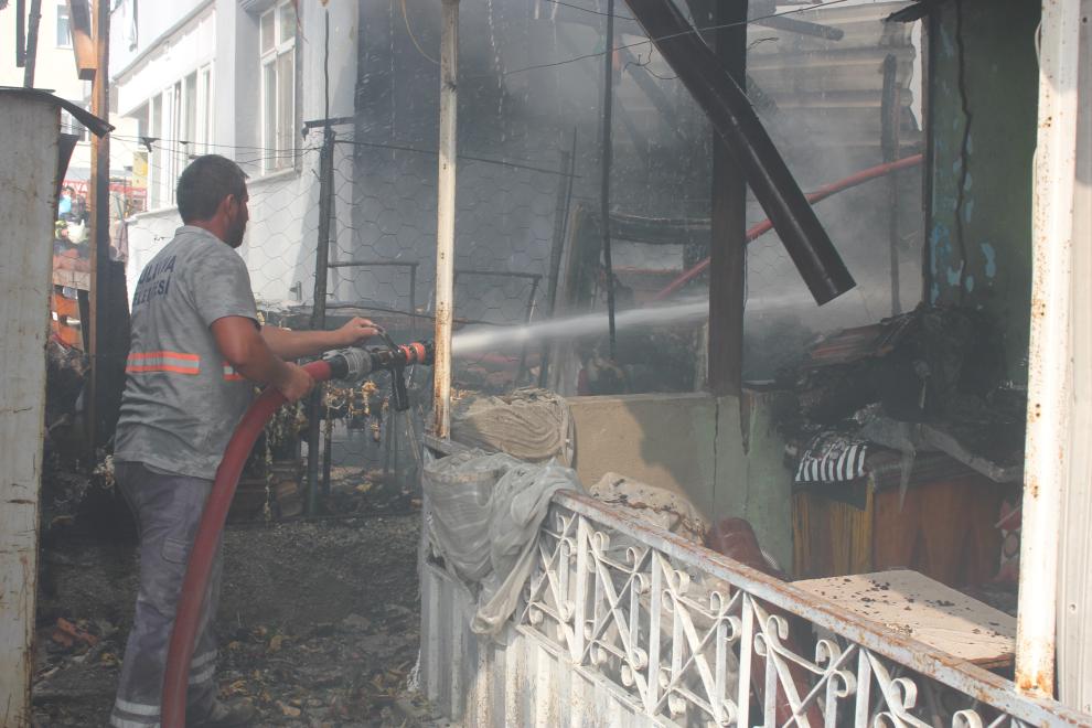 Suluova'da depo yangını söndürüldü