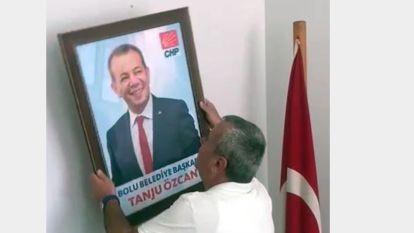 TANJU ÖZCAN'IN FOTOĞRAFI ÇÖPE ATILDI