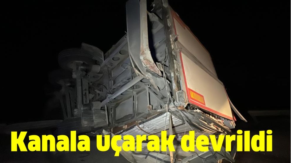 Düzce'de lastiği patlayan MDF yüklü tır, kanala uçarak devrildi.