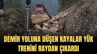 DEMİR YOLUNA DÜŞEN KAYALAR YÜK TRENİNİ RAYDAN ÇIKARDI