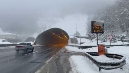 Bolu Dağı ve Düzce'de kara rağmen ulaşım aksamadan sürüyor