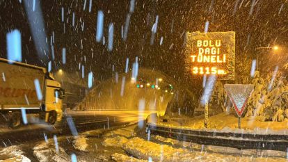 Bolu Dağı'nda yoğun kar yağışı: Görüş mesafesi 40 metreye düştü