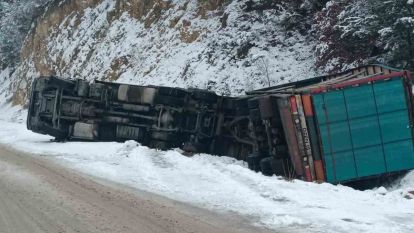 Buzlu yolda kontrolden çıkan kamyon devrildi: 1 yaralı