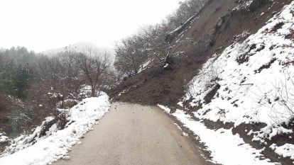 Heyelan köy yolunu ulaşıma kapattı