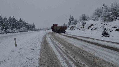 Karabük'te kar yağışı sürücülere zor anlar yaşattı