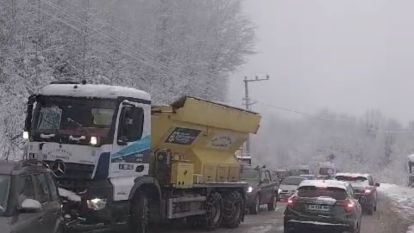 Kartepe'ye akın eden kayakseverler uzun araç kuyrukları oluşturdu