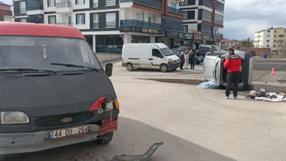 Minibüsle çarpışan otomobil yan yattı: 1 yaralı