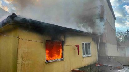 Sakarya'da iki katlı ev alevlere teslim oldu