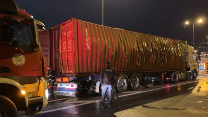 TEM'de tır dorsesinde patlama: 1 itfaiye eri yaralandı