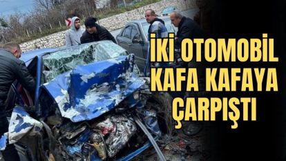 İKİ OTOMOBİL KAFA KAFAYA ÇARPIŞTI