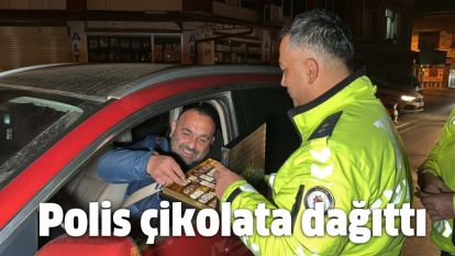 Polis çikolata dağıttı