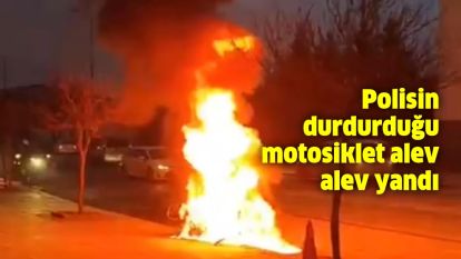 Polisin durdurduğu motosiklet alev alev yandı