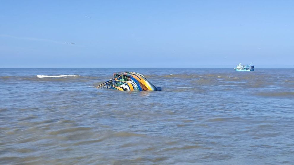 14 metrelik midye teknesi soluğan dalga sebebiyle yan yatarak battı