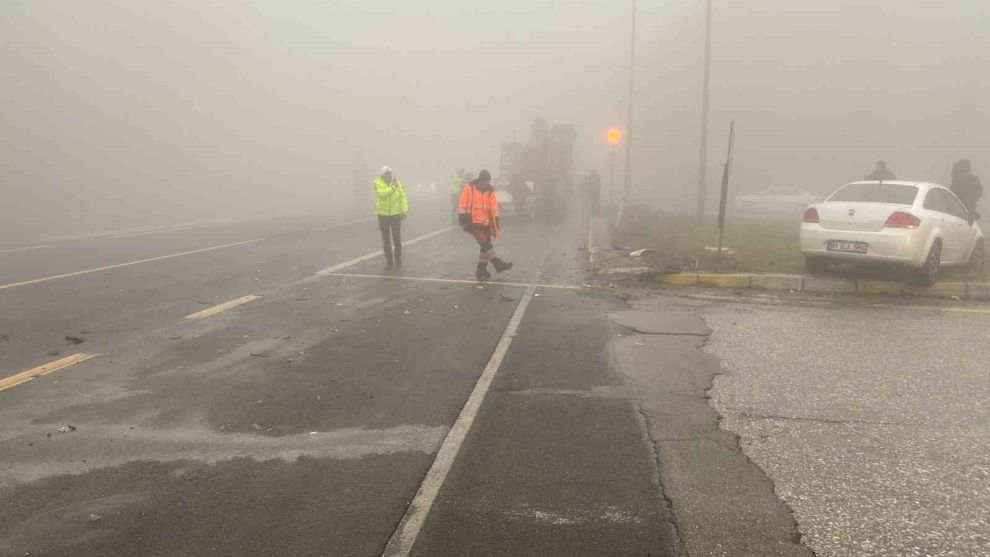 Bolu Dağı'nda sis nedeniyle 3 araç birbirine çarptı: 1 yaralı