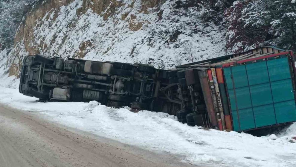 Buzlu yolda kontrolden çıkan kamyon devrildi: 1 yaralı