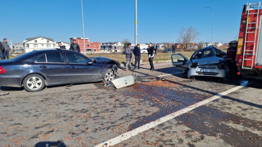 İki otomobil kavşakta çarpıştı: 1 ölü, 2 yaralı