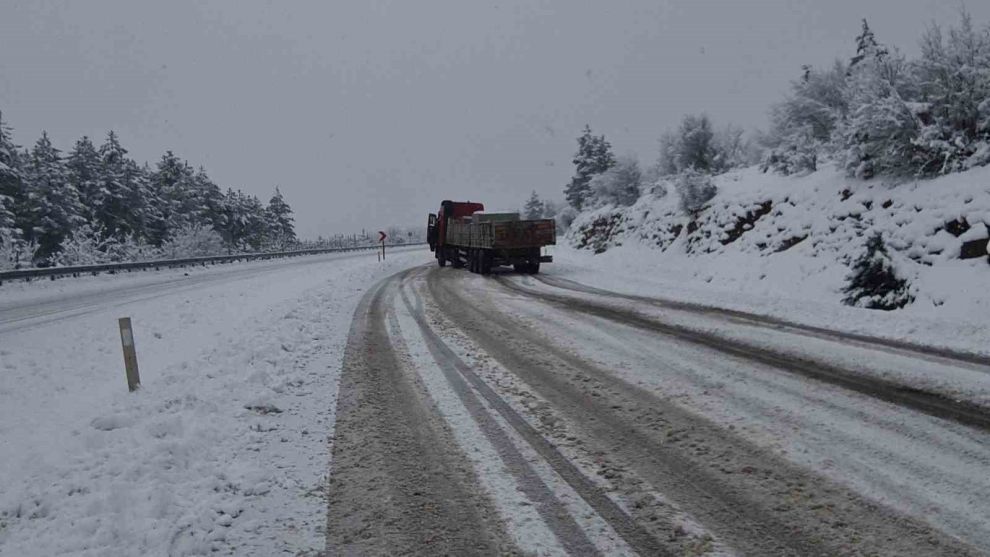 Karabük’te kar yağışı sürücülere zor anlar yaşattı