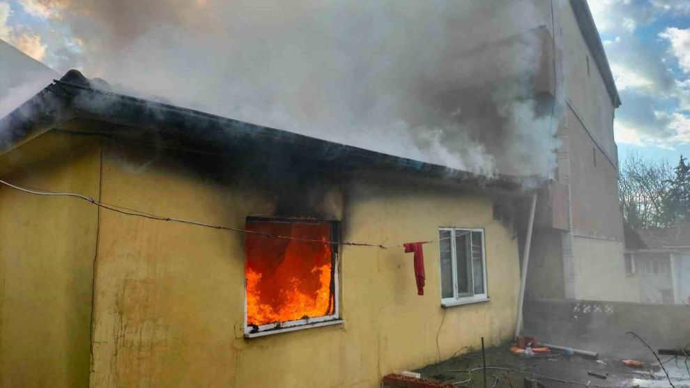 Sakarya'da iki katlı ev alevlere teslim oldu