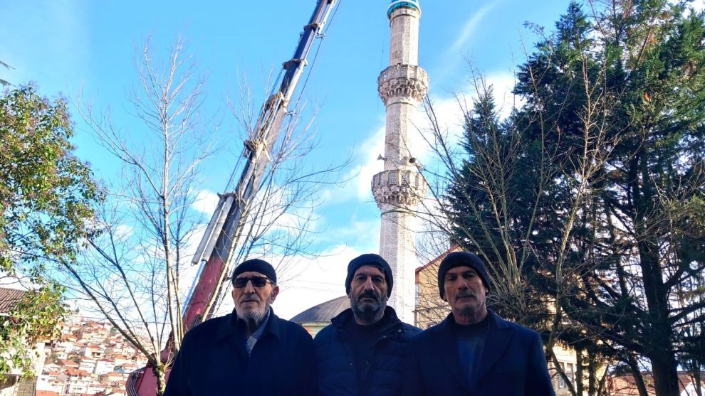 Tehlike oluşturan Elmalık Camii'nin minare külahı yeniledi