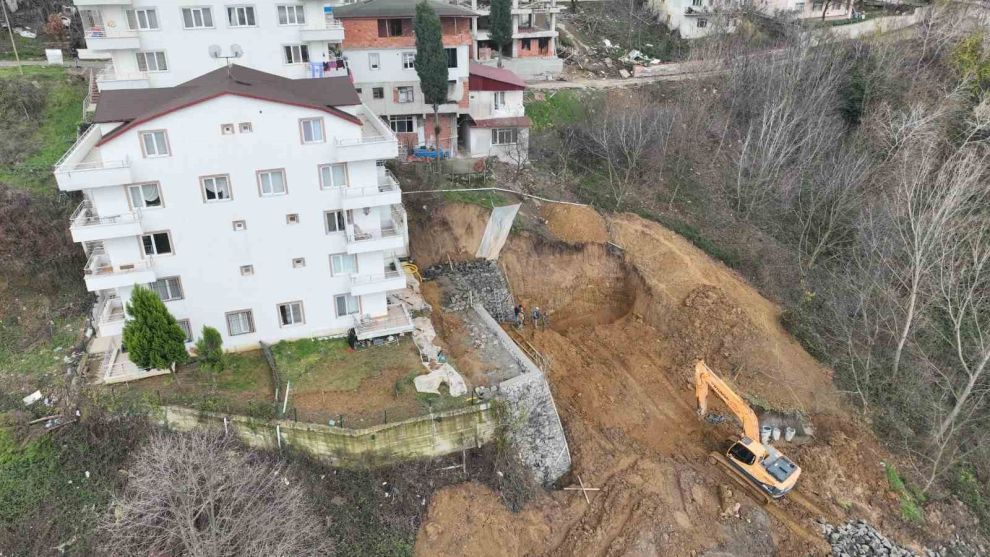 Toprak kaymasının meydana geldiği alan güvenli hale getirildi