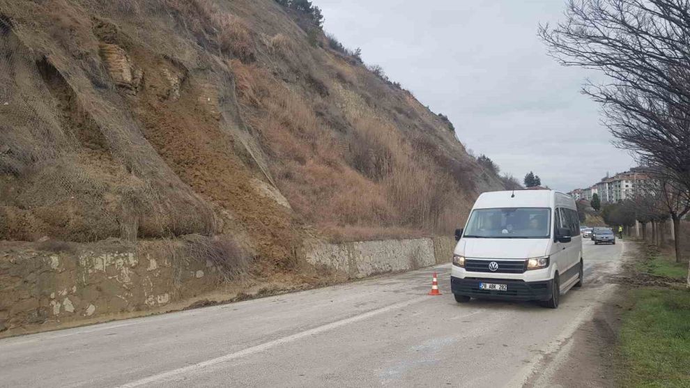 Yağış sonrası karayolunda toprak kaymaları yaşanıyor