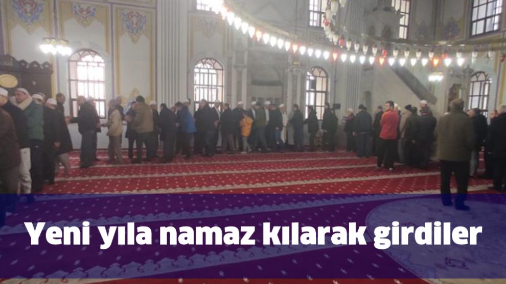 Yeni yıla namaz kılarak girdiler