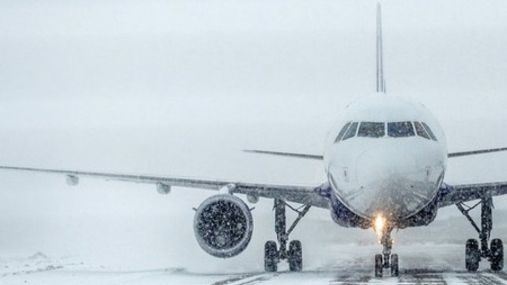 Yoğun kar yağışı ve sis uçak seferlerini iptal ettirdi