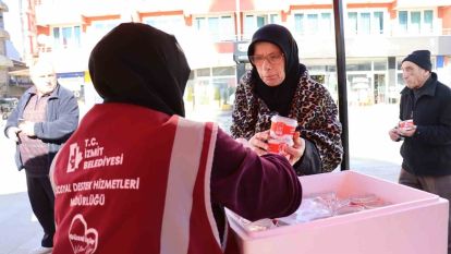 Asrın felaketinde vefat edenler için helva dağıtıldı