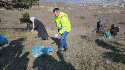 Çevreci belediye başkan adayı doğada çöp topladı