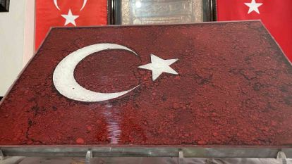 Hain darbe girişiminde şehit düşenlerin toprağı, bu tabloda Türk bayrağı olarak yıllarca korunacak