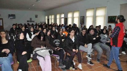 Üniversiteli gençlere terör örgütlerinin tuzak kurma yöntemleri anlatıldı