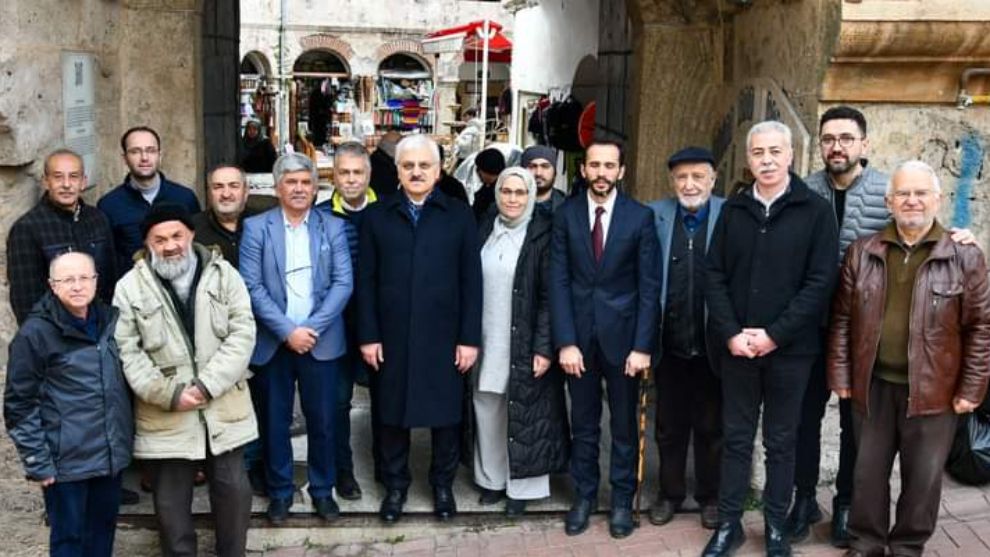 Bolu Valisi Kılıç  Büyükcami Mahalle Muhtarı Ahmet Akduman  ile bakırcı ve fırıncı esnafını  ziyaret etti.