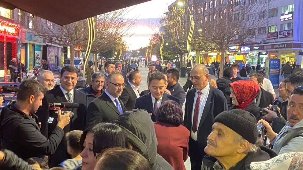 Deva Partisi Genel Başkanı Ali Babacan, Bolu'da İzzet Baysal Caddesi'nde Vatandaşlarla Buluştu
