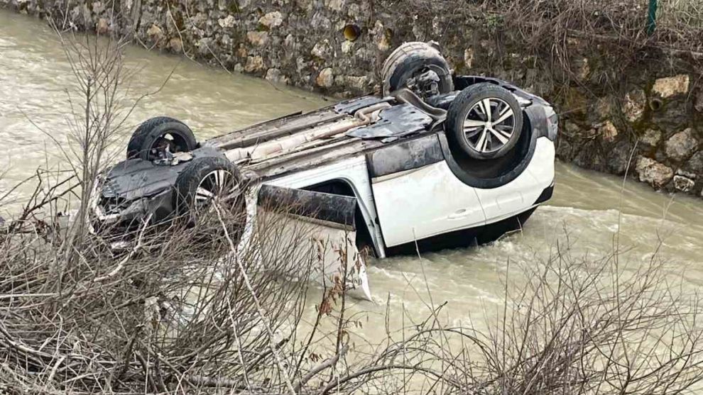 Bolu'da yoldan çıkan cip dereye uçtu: 4 kişi boğulmak üzereyken kurtarıldı