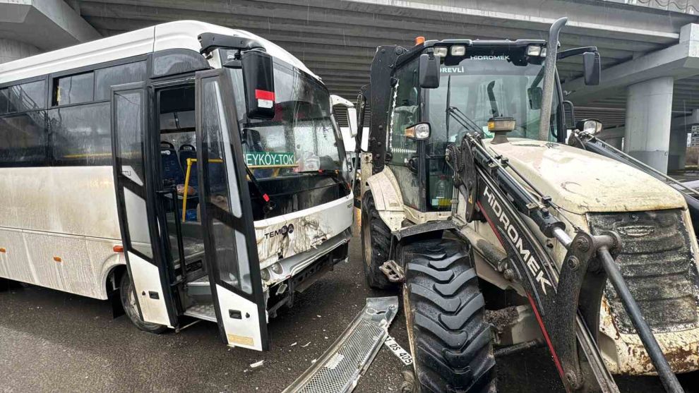 Düzce’de halk otobüsü iş makinesi ile çarpıştı: 8 yaralı