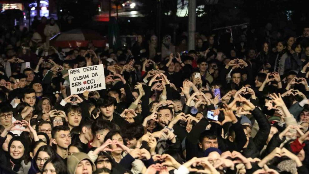 Emir Can İğrek, Bolululara yağmur altında muhteşem bir gece yaşattı