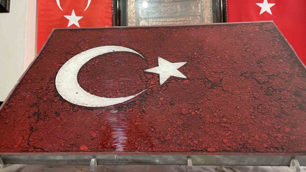 Hain darbe girişiminde şehit düşenlerin toprağı, bu tabloda Türk bayrağı olarak yıllarca korunacak