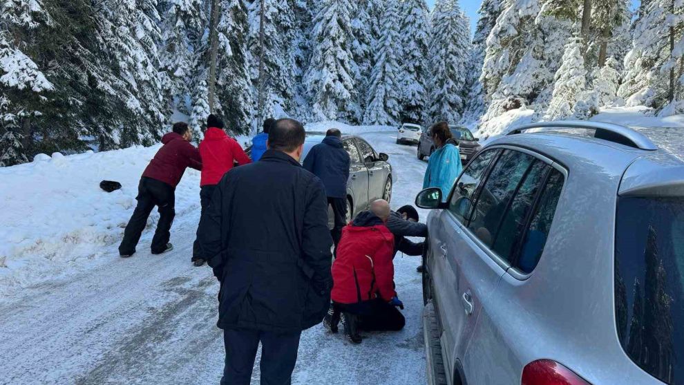 Kartalkaya yolu tatilcilere çile oldu: Yolda kalan araçları iterek kurtarmaya çalıştılar