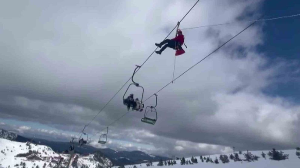 Kayak merkezinde metrelerce yükseklikte mahsur kalan 67 kişi kurtarıldı
